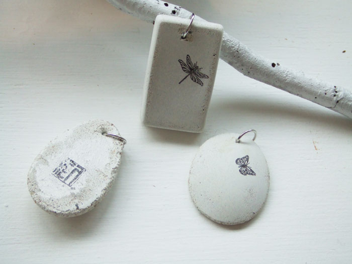 Summerdelights - Pendants made from white concrete with prints
